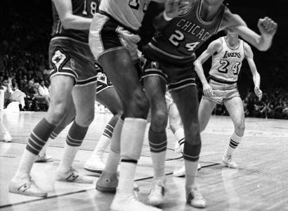 Matt_Guokas_and_Wilt_Chamberlain.jpg