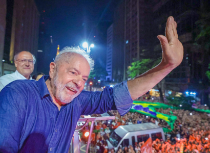 Lula waving to crowd