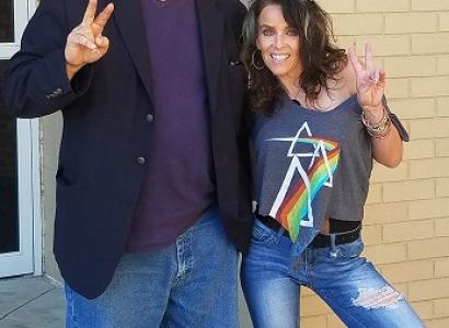 Man making peace sign with woman making peace sign