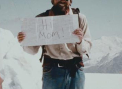 Man holding Hi Mom sign