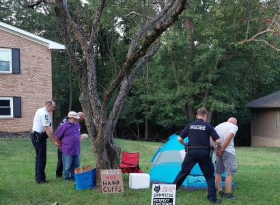Two men getting arrested