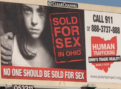 Billboard with a little girl and talking abou human trafficking