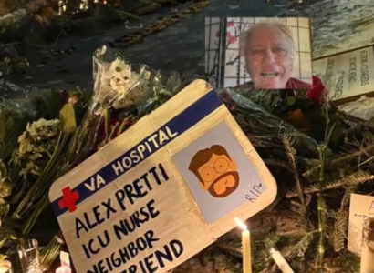 Dave Lippman and sign about Alex Pretti