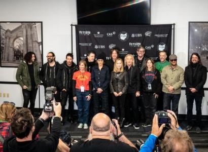 Lots of musicians posing