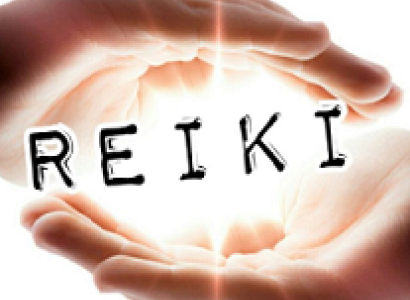 Two hands one on top one on bottom like they are holding the word Reiki which is glowing