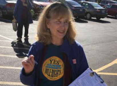 Blonde woman in blue t-shirt with a clipboard