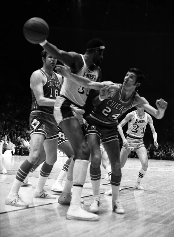 Matt_Guokas_and_Wilt_Chamberlain.jpg