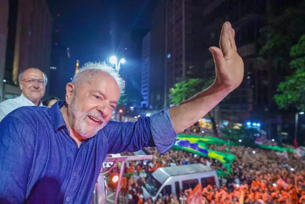 Lula waving to crowd