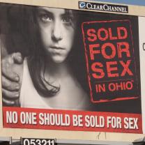 Billboard with a little girl and talking abou human trafficking
